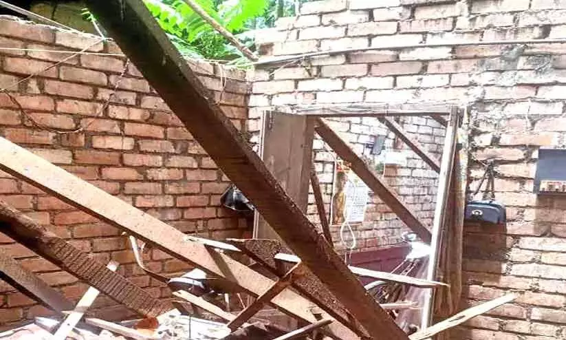 വീട് തകർന്നു; മൂന്നംഗ കുടുംബം രക്ഷപ്പെട്ടത് തലനാരിഴക്ക് വീട് തകർന്നു; മൂന്നംഗ കുടുംബം രക്ഷപ്പെട്ടത് തലനാരിഴക്ക്