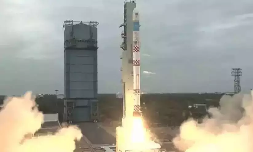 ഇന്ത്യയുടെ ഹ്രസ്വദൂര ഉപഗ്രഹ വിക്ഷേപണ പേടകം കുതിച്ചുയർന്നു ഇന്ത്യയുടെ ഹ്രസ്വദൂര ഉപഗ്രഹ വിക്ഷേപണ പേടകം കുതിച്ചുയർന്നു