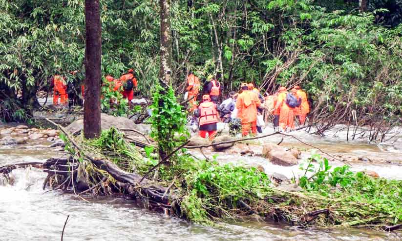 ഒഴുക്കില്പെട്ട ആദിവാസി ബാലനായി തിരച്ചിൽ തുടരുന്നു ഒഴുക്കില്പെട്ട ആദിവാസി ബാലനായി തിരച്ചിൽ തുടരുന്നു