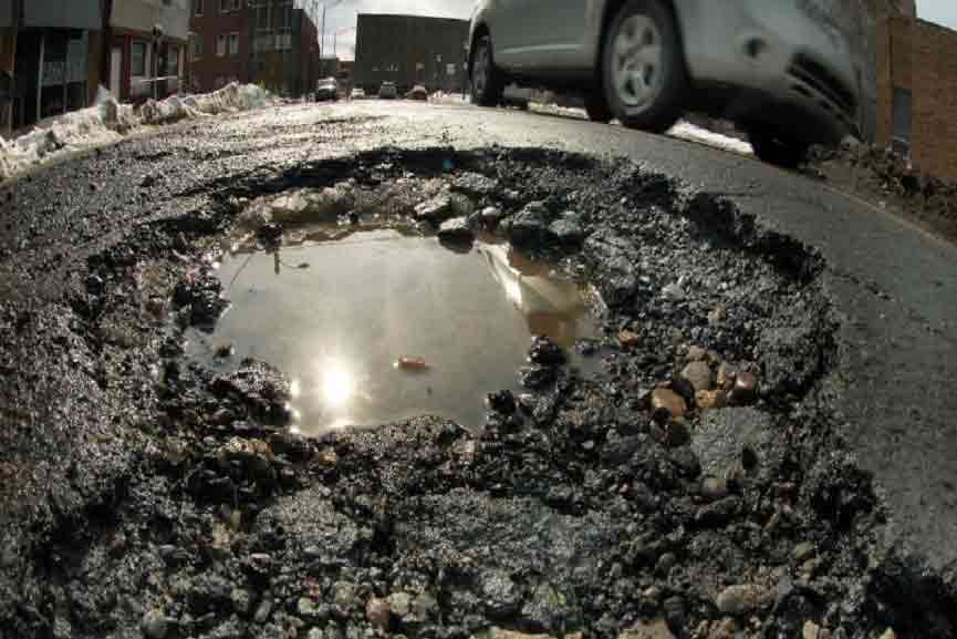 ജൽ ജീവൻ പദ്ധതിയുടെ കുഴിയിൽ കുടുങ്ങി, സ്കൂട്ടർ രണ്ടായി പിളർന്നു ജൽ ജീവൻ പദ്ധതിയുടെ കുഴിയിൽ കുടുങ്ങി, സ്കൂട്ടർ രണ്ടായി പിളർന്നു