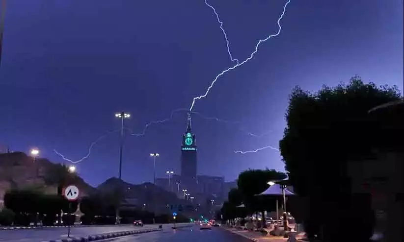 വൈറലായി മക്ക ക്ലോക്ക് ടവറിന് മുകളിലെ മിന്നൽപിണറിന്റെ ചിത്രങ്ങൾ