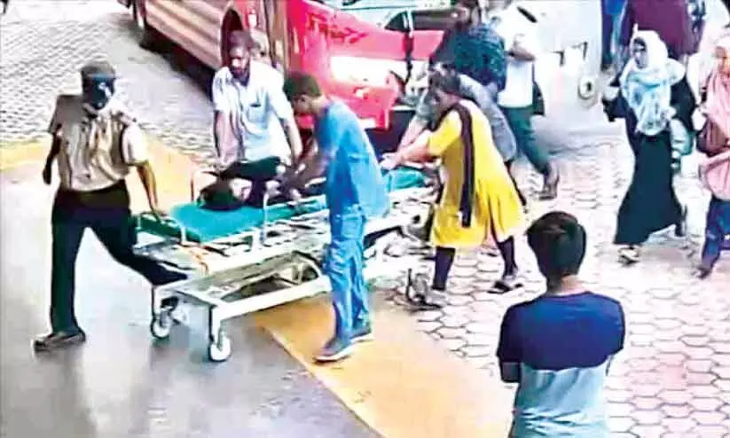 ദേഹാസ്വാസ്ഥ്യം; 17കാരിയെ ആശുപത്രിയിൽ എത്തിച്ച് സ്വകാര്യബസ് ദേഹാസ്വാസ്ഥ്യം; 17കാരിയെ ആശുപത്രിയിൽ എത്തിച്ച് സ്വകാര്യബസ്