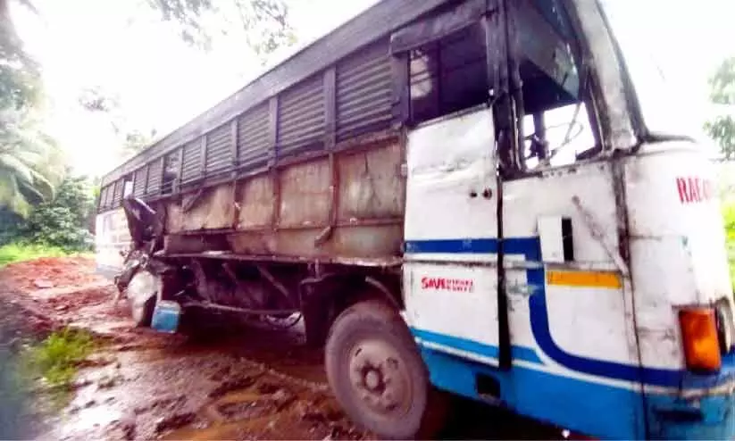 കെ.എസ്.ആർ.ടി.സി ബസുകൾ കൂട്ടിയിടിച്ച്  ഒമ്പത് പേർക്ക് പരിക്ക്
