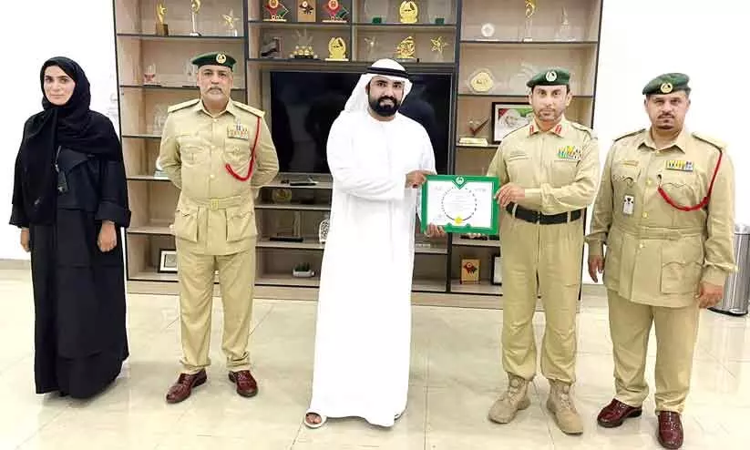 വീണുകിട്ടിയ 10,000 ദിർഹം അധികൃതരെ ഏൽപിച്ചയാൾക്ക് ആദരം