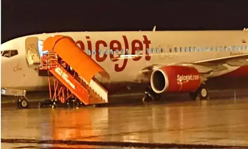 45 മിനിറ്റ് ബസ് കാത്തിരുന്നു, ഒടുവിൽ വിമാനത്തിൽനിന്ന് റൺവേയിലൂടെ നടന്ന് യാത്രക്കാർ