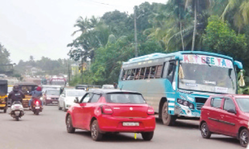കുരുക്കഴിയാതെ ചോറോട് മേൽപാലം;   യാത്രാദുരിതത്തിന് അറുതിയില്ല