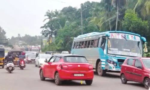 കുരുക്കഴിയാതെ ചോറോട് മേൽപാലം;   യാത്രാദുരിതത്തിന് അറുതിയില്ല