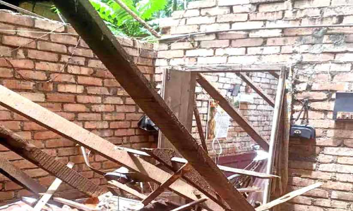 വീട് തകർന്നു; മൂന്നംഗ കുടുംബം രക്ഷപ്പെട്ടത് തലനാരിഴക്ക്