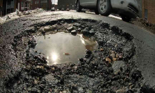 ജൽ ജീവൻ പദ്ധതിയുടെ കുഴിയിൽ കുടുങ്ങി, സ്കൂട്ടർ രണ്ടായി പിളർന്നു