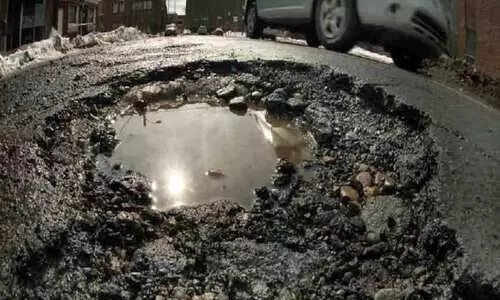 ജൽ ജീവൻ പദ്ധതിയുടെ കുഴിയിൽ കുടുങ്ങി, സ്കൂട്ടർ രണ്ടായി പിളർന്നു