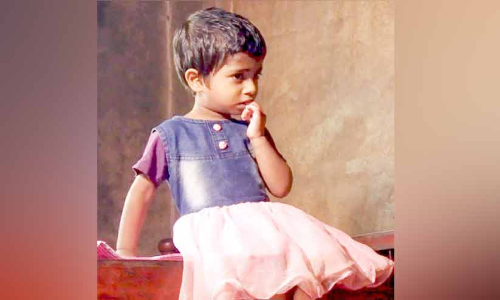 കരംപിടിക്കാം, അജീഷക്കുട്ടിക്ക് കൺനിറയെ കാണാൻ