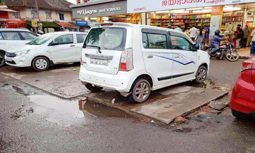 തലശ്ശേരി ടൗണിലെ സെപ്റ്റിക് ടാങ്ക് നിറഞ്ഞ്   മലിനജലം റോഡിലേക്ക്