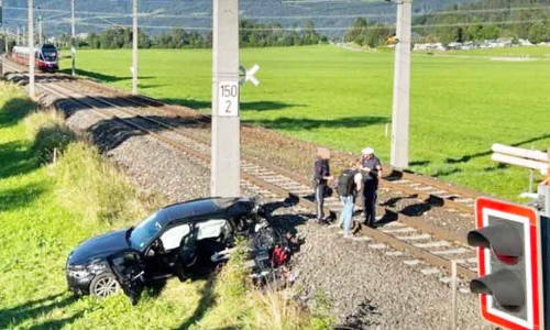 കാർ റെയിൽ പാളത്തിൽ കുടുങ്ങി; സൗദി പൗരനും മകനും ട്രെയിൻ തട്ടി മരിച്ചു
