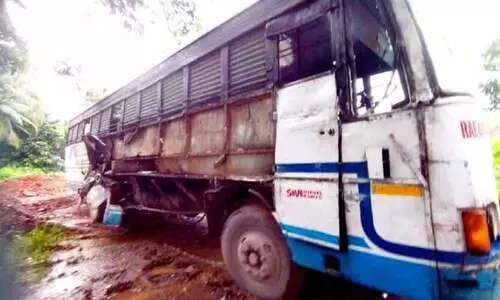 കെ.എസ്.ആർ.ടി.സി ബസുകൾ കൂട്ടിയിടിച്ച്  ഒമ്പത് പേർക്ക് പരിക്ക്