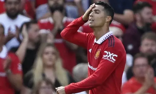 രക്ഷിക്കാൻ റോണോ ഇറങ്ങിയിട്ടും രക്ഷയില്ല; ഹോം ഗ്രൗണ്ടിൽ തോറ്റ് തുടങ്ങി യുണൈറ്റഡ്