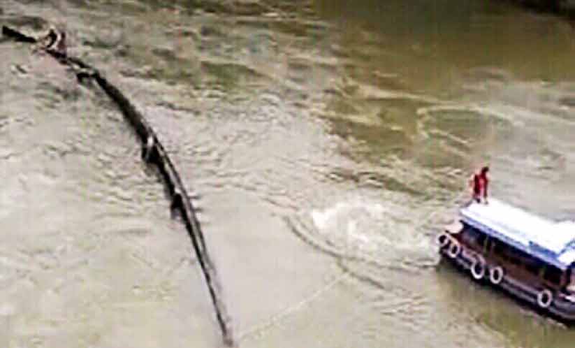 തി​രു​വാ​റ​ന്മു​ള വ​ള്ള​സ​ദ്യ​ക്ക്​ പു​റ​പ്പെ​ട്ട    പ​ള്ളി​യോ​ടം കു​ത്തൊ​ഴു​ക്കി​ൽ മ​റി​ഞ്ഞു