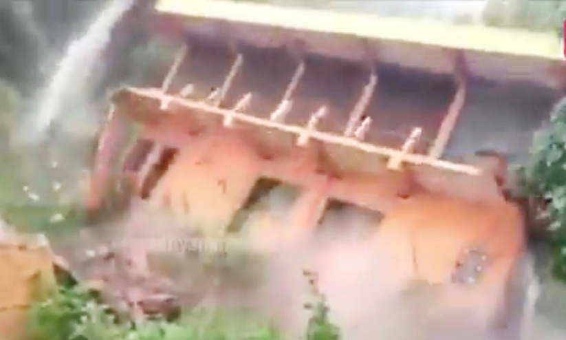 കനത്ത മഴ; കുപ്പത്തോട് വീട് തകർന്നു, വോർക്കാടിയിൽ ഇരുനില കെട്ടിടം തകർന്നു