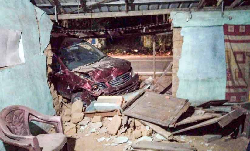 എസ്.ഐ ഓടിച്ച കാർ ഇടിച്ചുകയറി വീട് തകർന്നു: മൂന്നുപേർക്ക് പരിക്ക്