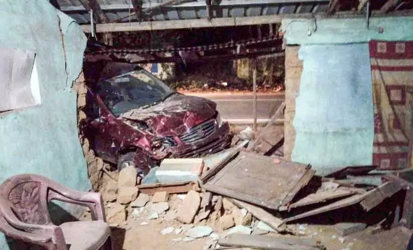 എസ്.ഐ ഓടിച്ച കാർ ഇടിച്ചുകയറി വീട് തകർന്നു: മൂന്നുപേർക്ക് പരിക്ക്