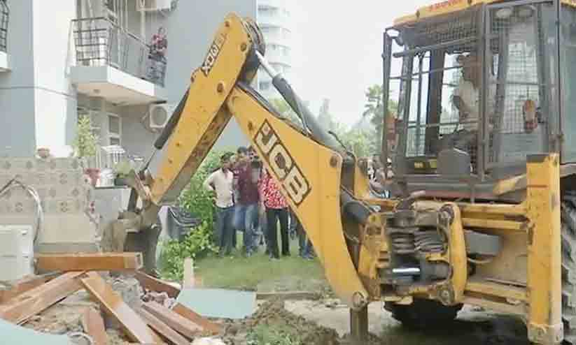 നോയ്ഡയിൽ യുവതി​യെ കൈയേറ്റം ചെയ്ത ബി.ജെ.പി പ്രവർത്തകന്റെ അനധികൃത കൈയേറ്റം പൊളിച്ചുമാറ്റി