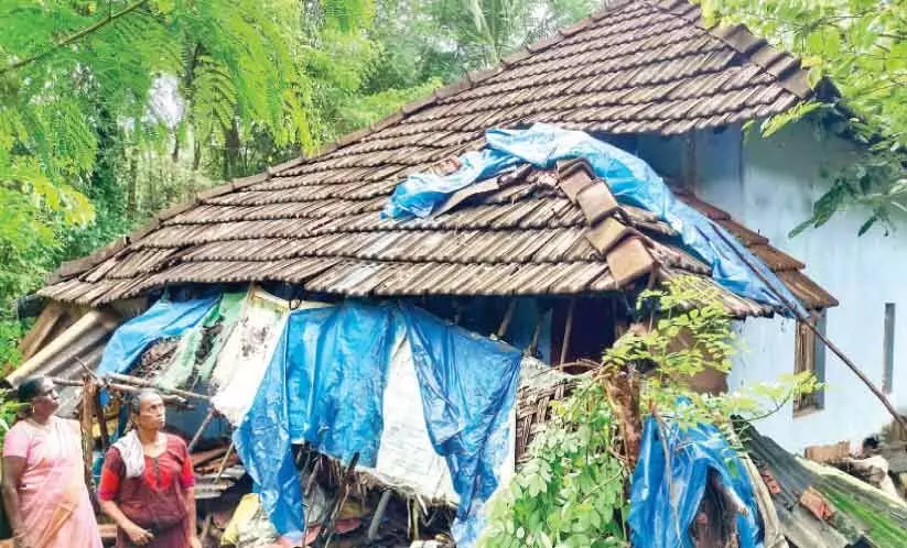 ചോർന്നൊലിക്കുന്ന വീട്ടിൽ ദുരിതംപേറി കുടുംബം