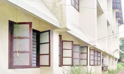 ആർ.ടി.ഓഫിസിലെ ജനൽ തുറന്നിട്ട് ഉദ്യോഗസ്ഥർ സ്ഥലം വിട്ടു