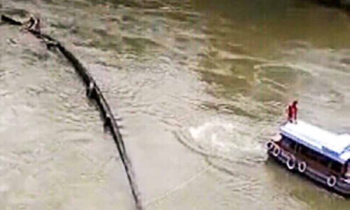 തി​രു​വാ​റ​ന്മു​ള വ​ള്ള​സ​ദ്യ​ക്ക്​ പു​റ​പ്പെ​ട്ട    പ​ള്ളി​യോ​ടം കു​ത്തൊ​ഴു​ക്കി​ൽ മ​റി​ഞ്ഞു