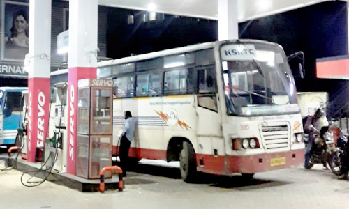 സ്വന്തം കാശിന് ഡീസലടിച്ചു; കെ.എസ്.ആർ.ടി.സി ദീർഘദൂര സർവിസുകൾ മുടക്കാതെ ജീവനക്കാർ
