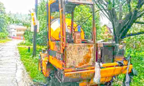 കോൺക്രീറ്റ് മിക്സർ ട്രക്ക് കത്തിനശിച്ച നിലയിൽ