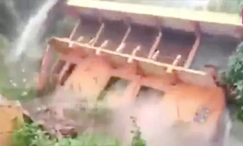 കനത്ത മഴ; കുപ്പത്തോട് വീട് തകർന്നു, വോർക്കാടിയിൽ ഇരുനില കെട്ടിടം തകർന്നു കനത്ത മഴ; കുപ്പത്തോട് വീട് തകർന്നു, വോർക്കാടിയിൽ ഇരുനില കെട്ടിടം തകർന്നു