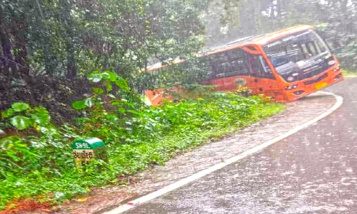 സ്വിഫ്റ്റ് ബസ് റോഡരികിലെ കുഴിയിലേക്ക് താഴ്ന്നു