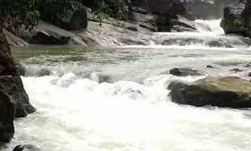 ഗ്രാമ്പിയില്‍ ഒഴുക്കിൽപെട്ട കുട്ടിയെ കണ്ടെത്താനായില്ല