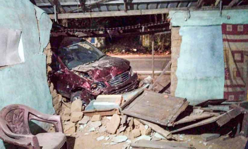 എസ്.ഐ ഓടിച്ച കാർ ഇടിച്ചുകയറി വീട് തകർന്നു: മൂന്നുപേർക്ക് പരിക്ക്