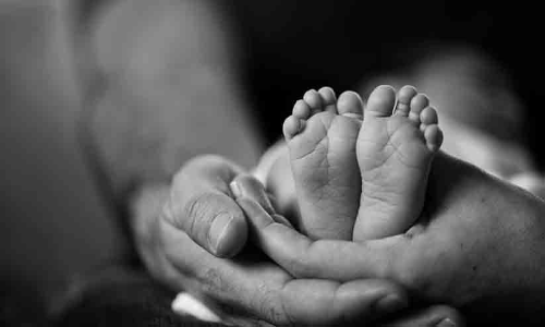 ഉറക്കെ കരഞ്ഞതിന് അമ്മ കിണറ്റിലെറിഞ്ഞ കുഞ്ഞ് മരിച്ചു