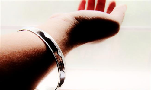 സ്കൂളിൽ സിഖ് വിദ്യാർഥികളുടെ കൈവള അധ്യാപിക ഊരിമാറ്റിയതുമായി ബന്ധപ്പെട്ട് വിവാദം