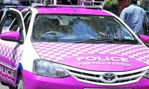 ഹോട്ടൽ ജീവനക്കാരെ കൈയേറ്റം ചെയ്ത് കടന്നുകളഞ്ഞ സംഘം അപകടത്തിൽപെട്ടു; യുവതി കസ്റ്റഡിയിൽ