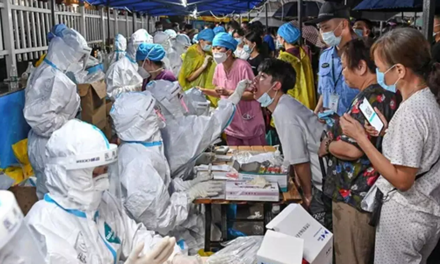 ചൈനയിൽ കോവിഡ് പടരുന്നു; പ്രതിരോധിക്കാൻ കൂട്ട പരിശോധനയുമായി ആരോഗ്യ പ്രവർത്തകർ