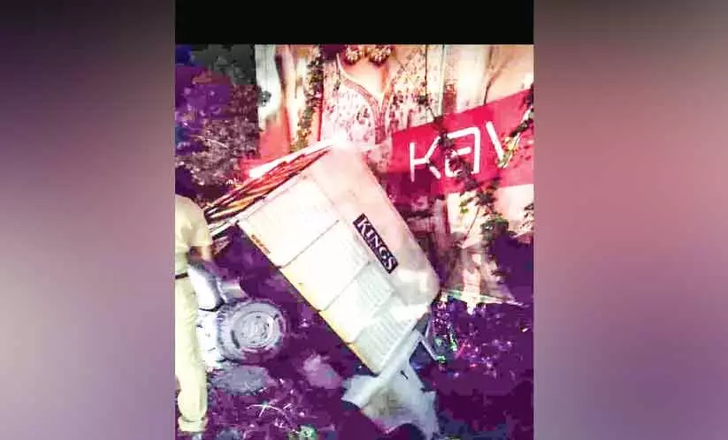 വട്ടപ്പാറ മേലെ വളവില് മിനി ലോറി മറിഞ്ഞു വട്ടപ്പാറ മേലെ വളവില് മിനി ലോറി മറിഞ്ഞു