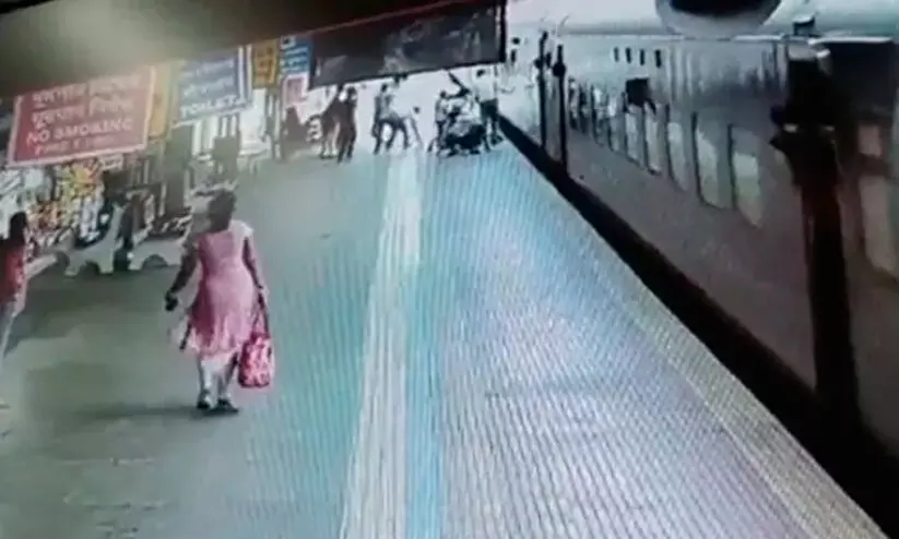 നീങ്ങി തുടങ്ങിയ ട്രെയിനിലേക്ക് ഓടിക്കയറാൻ ശ്രമം; വഴുതിപ്പോയ വൃദ്ധയേയും മകനെയും രക്ഷിച്ച് ആർ.പി.എഫ് ഉദ്യോഗസ്ഥ നീങ്ങി തുടങ്ങിയ ട്രെയിനിലേക്ക് ഓടിക്കയറാൻ ശ്രമം; വഴുതിപ്പോയ വൃദ്ധയേയും മകനെയും രക്ഷിച്ച് ആർ.പി.എഫ് ഉദ്യോഗസ്ഥ