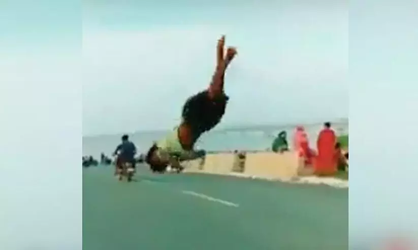 Boys Acrobatic Stunts On Tamil Nadu Road Stun Anand Mahindra Boys Acrobatic Stunts On Tamil Nadu Road Stun Anand Mahindra