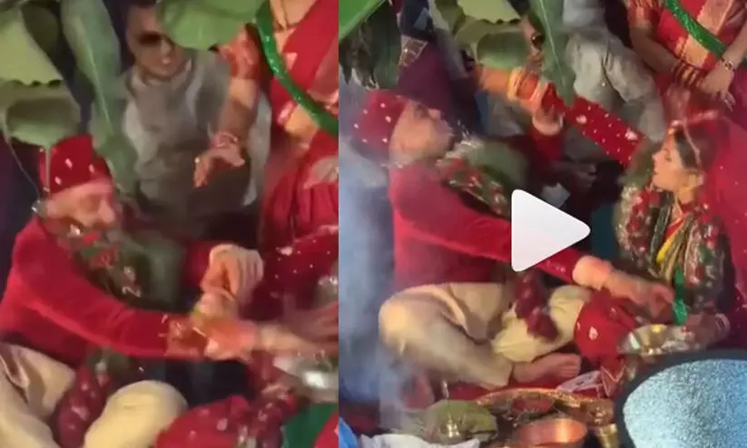 കുട്ടികളെ പോലെ വിവാഹമണ്ഡപത്തിൽ തല്ലുകൂടി വരനും വധുവും; വിഡിയോ വൈറൽ കുട്ടികളെ പോലെ വിവാഹമണ്ഡപത്തിൽ തല്ലുകൂടി വരനും വധുവും; വിഡിയോ വൈറൽ