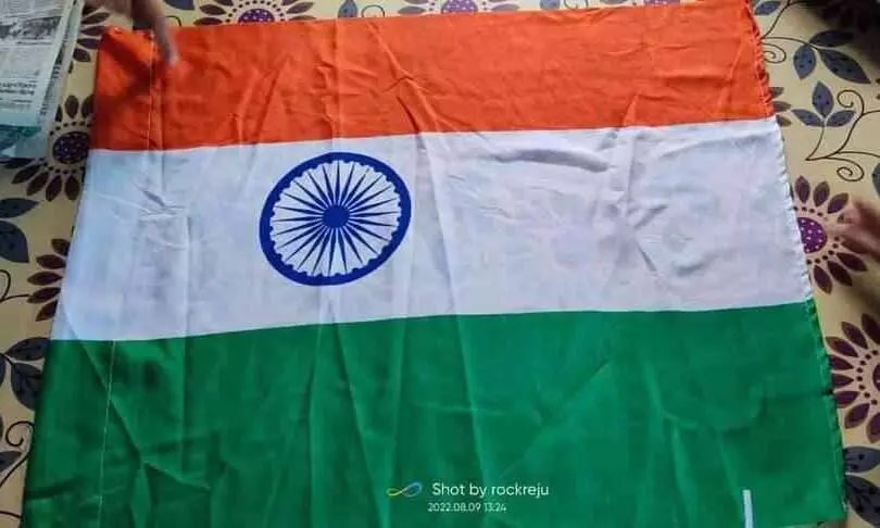 മാഹിയിൽ വിതരണം ചെയ്ത ദേശീയ പതാക വിവാദത്തിൽ; അശോക ചക്രം മുദ്രണം ചെയ്തതും നിറങ്ങളുടെ അനുപാതവും തെറ്റി മാഹിയിൽ വിതരണം ചെയ്ത ദേശീയ പതാക വിവാദത്തിൽ; അശോക ചക്രം മുദ്രണം ചെയ്തതും നിറങ്ങളുടെ അനുപാതവും തെറ്റി