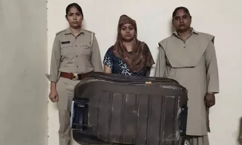 കാമുകനെ കഴുത്തറുത്ത് കൊന്ന് ട്രോളി ബാഗിൽ കൊണ്ടുപോകുന്നതിനിടെ യുവതി പിടിയിൽ