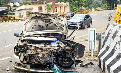 കാറുകൾ കൂട്ടിയിടിച്ച് മൂന്ന് പേർക്ക് പരിക്ക്