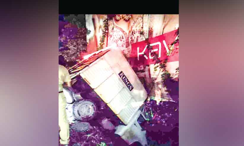 വട്ടപ്പാറ മേലെ വളവില്‍ മിനി ലോറി മറിഞ്ഞു