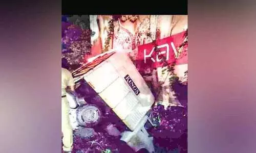 വട്ടപ്പാറ മേലെ വളവില്‍ മിനി ലോറി മറിഞ്ഞു