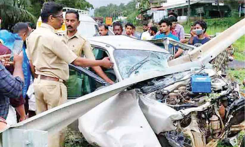 പാലക്കാട്-കോഴിക്കോട് ദേശീയപാതയിൽ കാറപകടം; യുവാവിന് പരിക്ക്