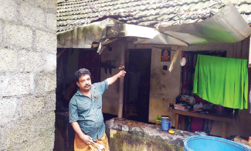 തൊട്ടുമുന്നില്‍ കാട്ടാന; ഞെട്ടൽ മാറാതെ സതീശന്‍; താളൂപ്പാടത്ത് വീടിനുനേരെ കാട്ടുകൊമ്പന്‍റെ പരാക്രമം