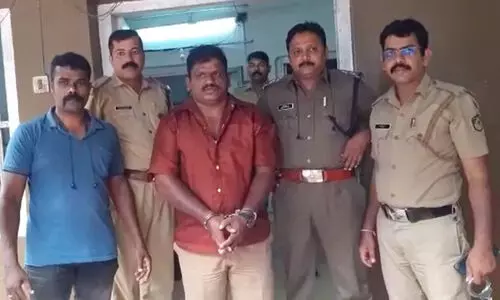 കാക്കി പാന്റും കറുത്ത ഷൂസുമണിഞ്ഞ് ബൈക്കിൽ കറങ്ങും; പൊലീസ് ചമഞ്ഞ് സ്വർണവും പണവും തട്ടിയയാൾ പിടിയിൽ