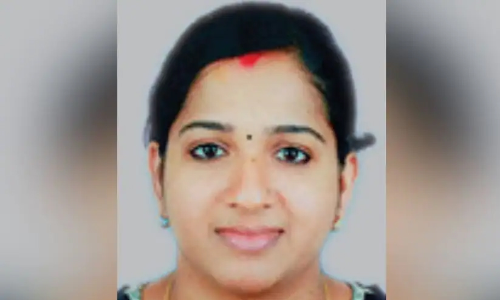 സ്വകാര്യ ബസിടിച്ച് ആയുർവേദ ഡോക്ടർ മരിച്ചു